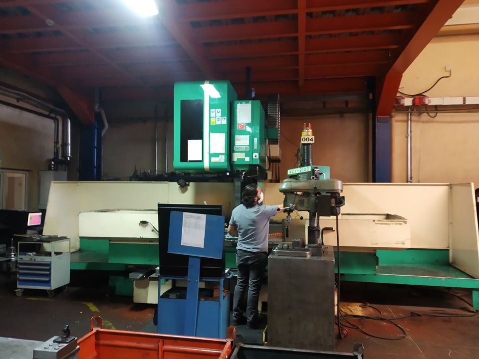 2002 Model 2100x700x700 mm DAHLIH DL MCV 2100 CNC Dik ??leme Merkezi